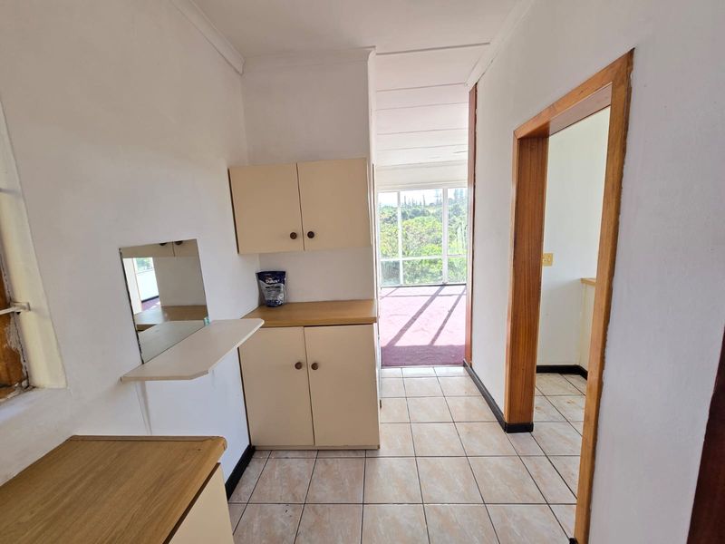 Charming One-Bedroom Apartment in a Peaceful Neighborhood - Photo 3