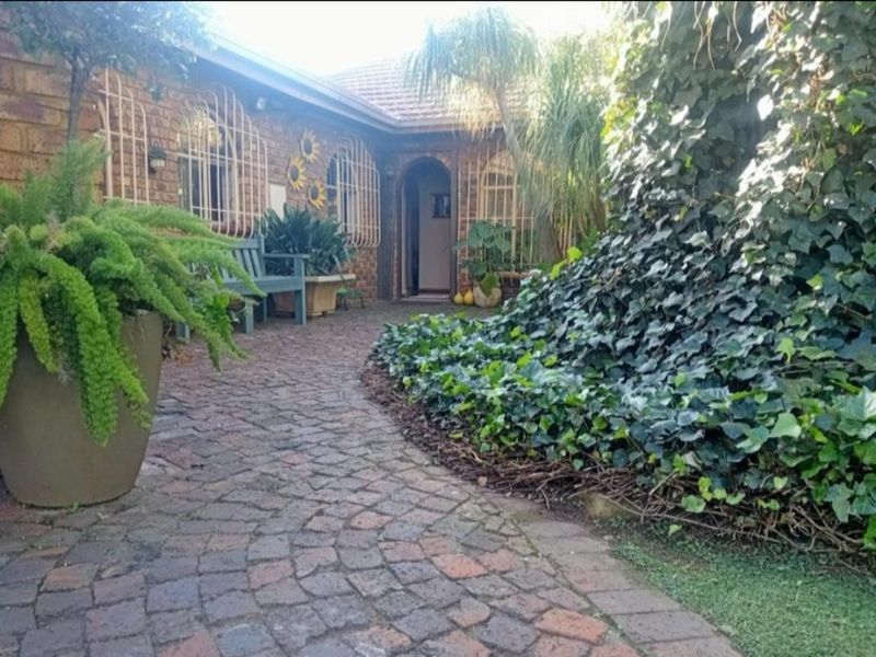 Entertainers’ Dream – Spacious Family Home in Petersfield Extension, Springs - Photo 2