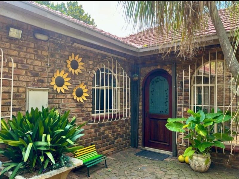 Entertainers’ Dream – Spacious Family Home in Petersfield Extension, Springs - Photo 3