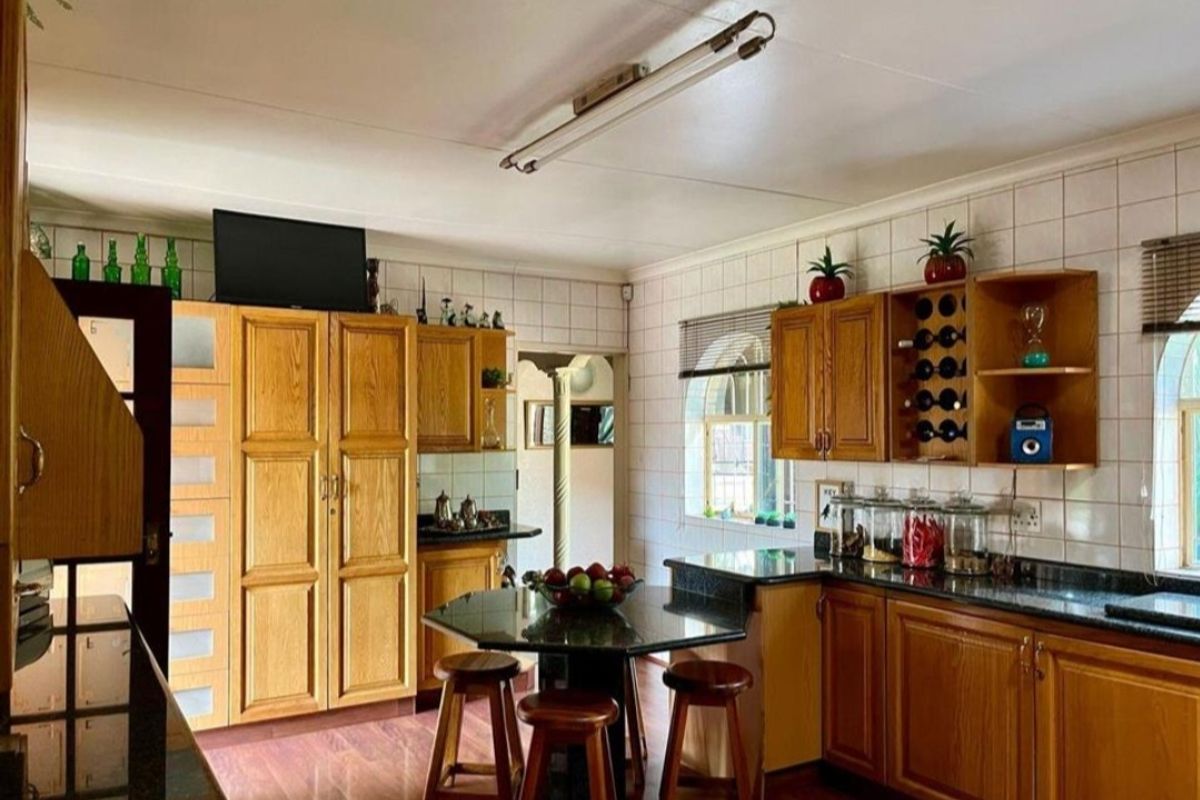 Entertainers’ Dream – Spacious Family Home in Petersfield Extension, Springs - Photo 4