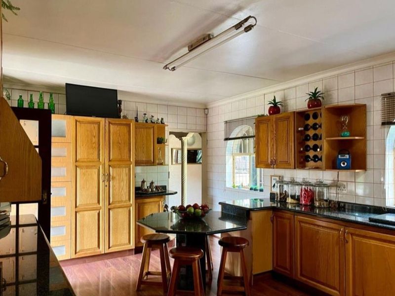 Entertainers’ Dream – Spacious Family Home in Petersfield Extension, Springs - Photo 4