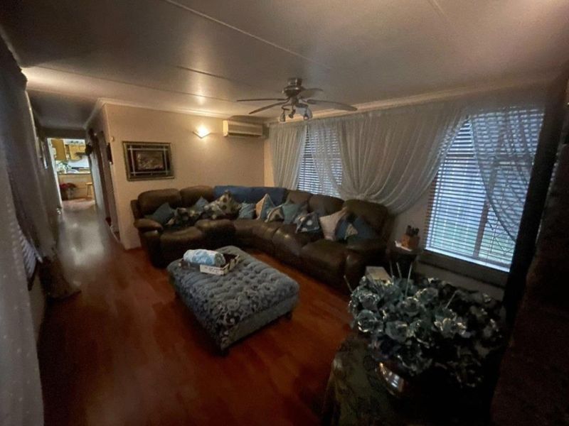 Entertainers’ Dream – Spacious Family Home in Petersfield Extension, Springs - Photo 10