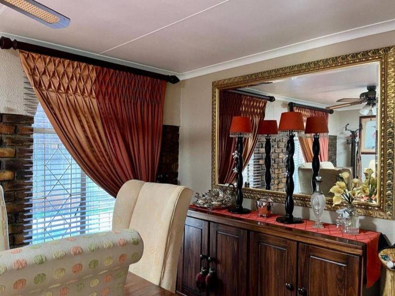 Entertainers’ Dream – Spacious Family Home in Petersfield Extension, Springs - Photo 8