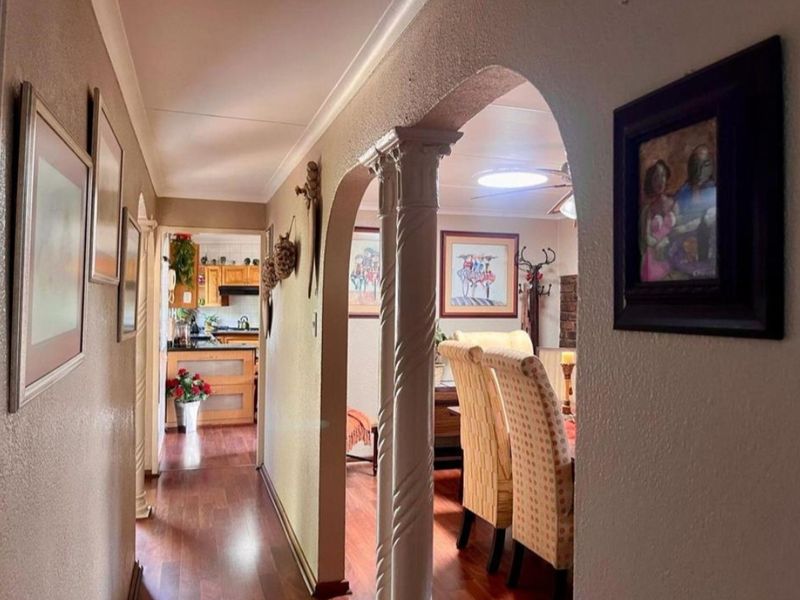 Entertainers’ Dream – Spacious Family Home in Petersfield Extension, Springs - Photo 7