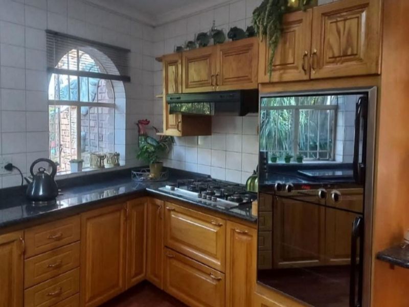 Entertainers’ Dream – Spacious Family Home in Petersfield Extension, Springs - Photo 6