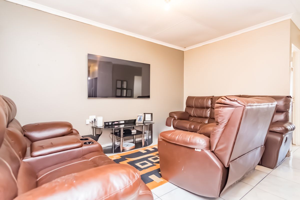 Charming 2-Bedroom Home in Fleurhof Ext. 7 - Photo 2