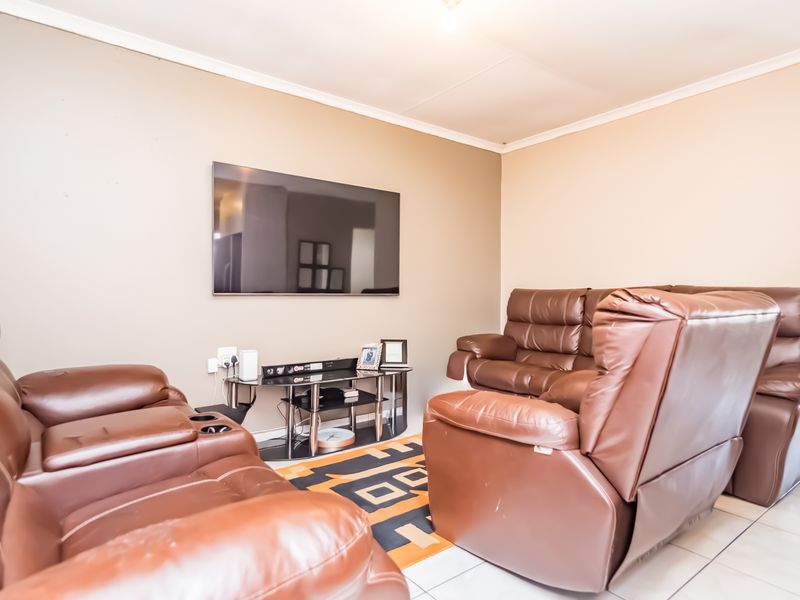 Charming 2-Bedroom Home in Fleurhof Ext. 7 - Photo 2