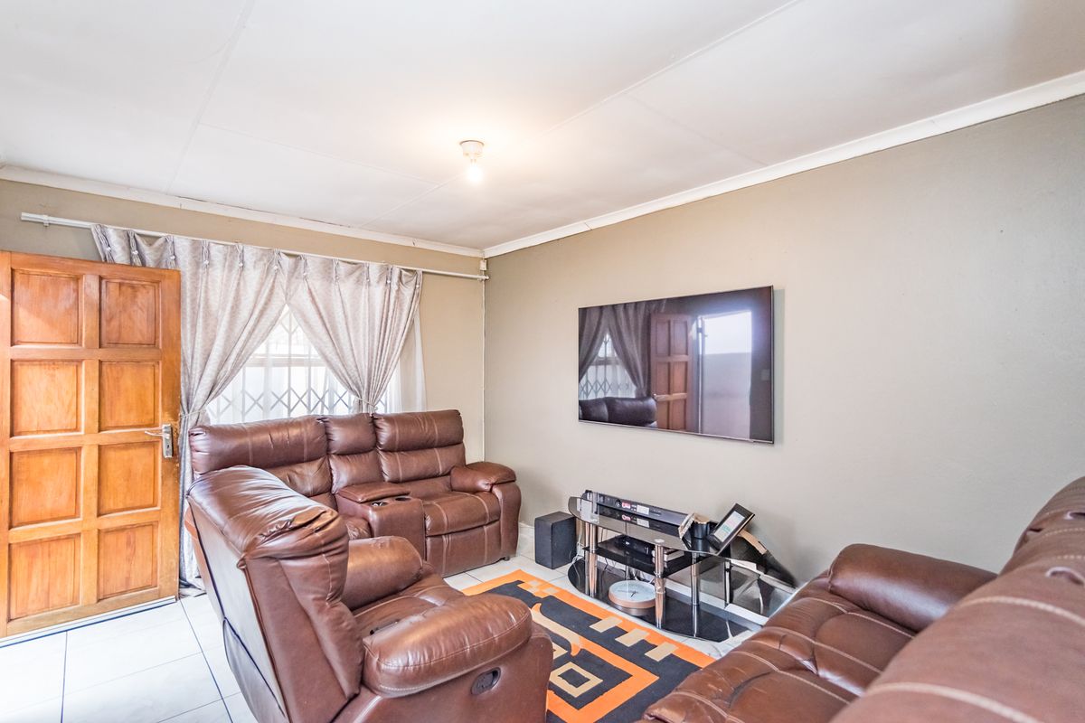 Charming 2-Bedroom Home in Fleurhof Ext. 7 - Photo 3