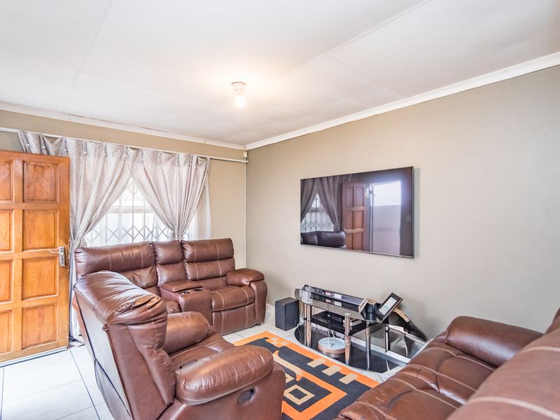 Charming 2-Bedroom Home in Fleurhof Ext. 7 - Photo 3