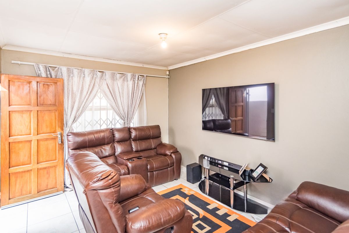 Charming 2-Bedroom Home in Fleurhof Ext. 7 - Photo 4