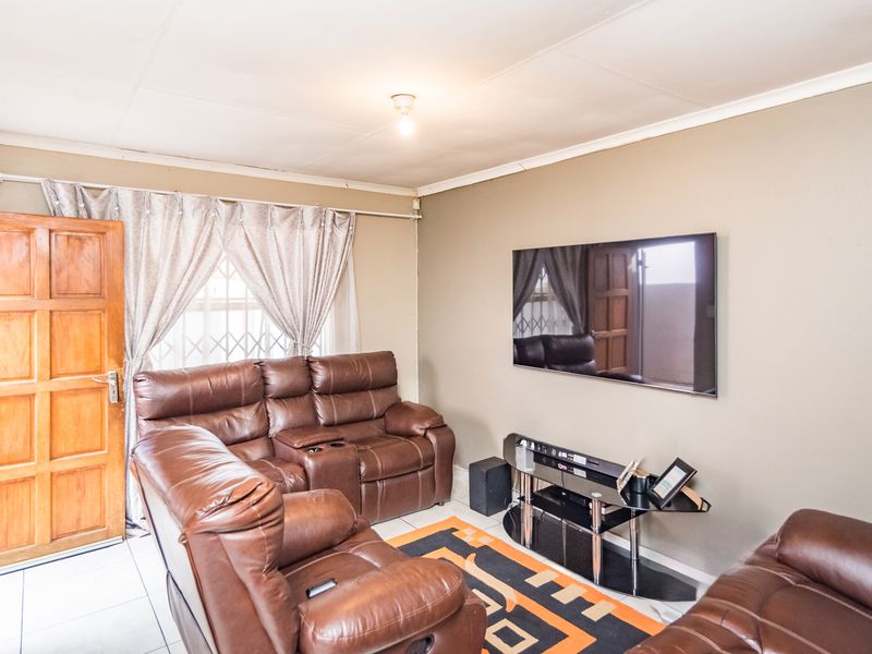 Charming 2-Bedroom Home in Fleurhof Ext. 7 - Photo 4