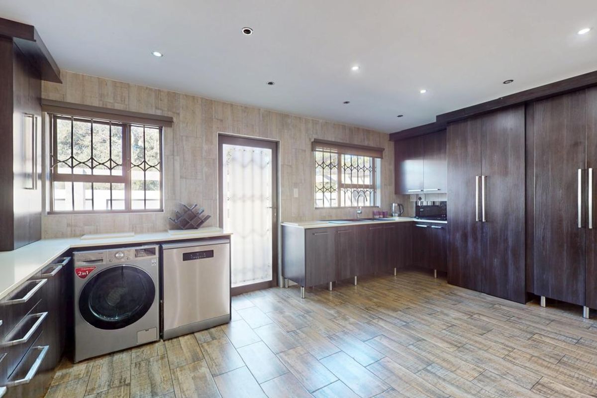 Spacious 4-Bedroom Family Home with Pool & Entertainment Area in Sought-After Parkrand Enclave - Photo 5