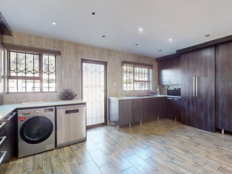 Spacious 4-Bedroom Family Home with Pool & Entertainment Area in Sought-After Parkrand Enclave - Photo 5