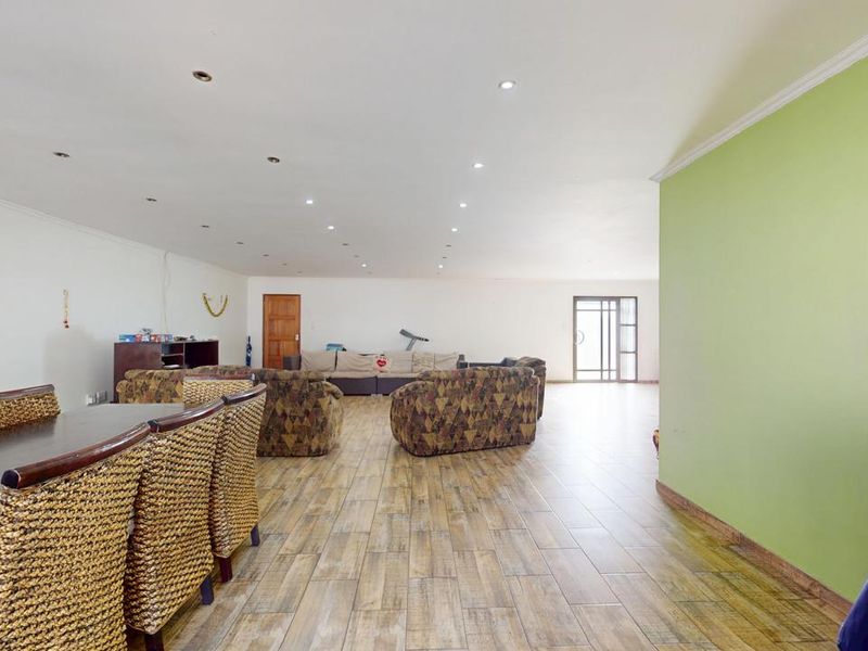 Spacious 4-Bedroom Family Home with Pool & Entertainment Area in Sought-After Parkrand Enclave - Photo 10