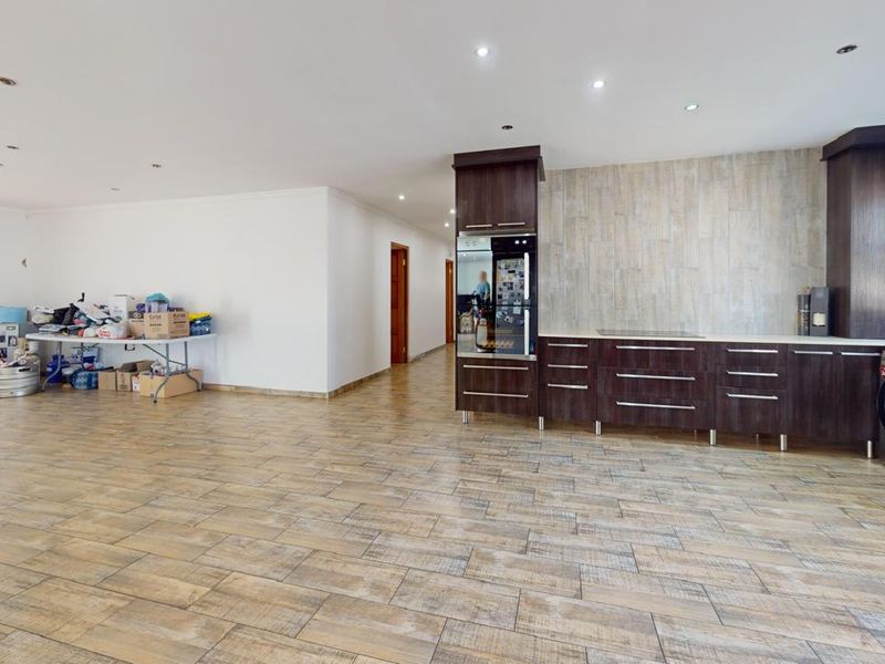 Spacious 4-Bedroom Family Home with Pool & Entertainment Area in Sought-After Parkrand Enclave - Photo 8