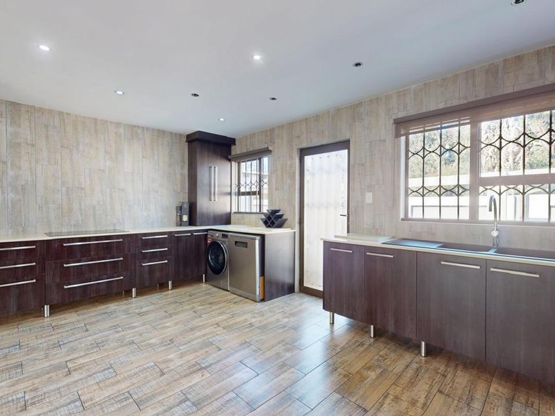 Spacious 4-Bedroom Family Home with Pool & Entertainment Area in Sought-After Parkrand Enclave - Photo 6