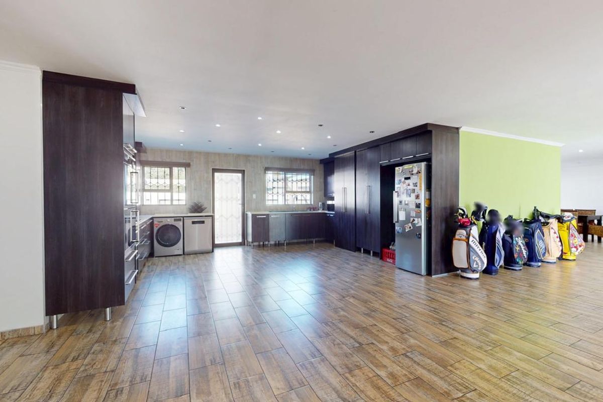 Spacious 4-Bedroom Family Home with Pool & Entertainment Area in Sought-After Parkrand Enclave - Photo 3