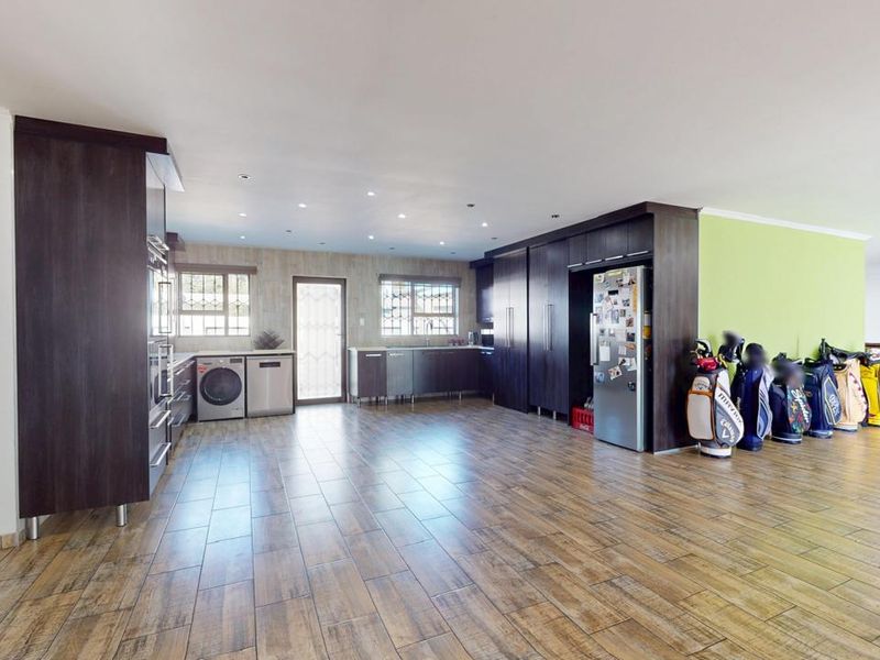 Spacious 4-Bedroom Family Home with Pool & Entertainment Area in Sought-After Parkrand Enclave - Photo 3