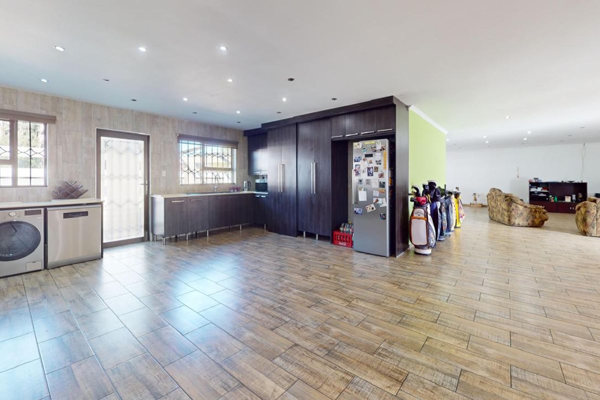 Spacious 4-Bedroom Family Home with Pool & Entertainment Area in Sought-After Parkrand Enclave - Photo 2