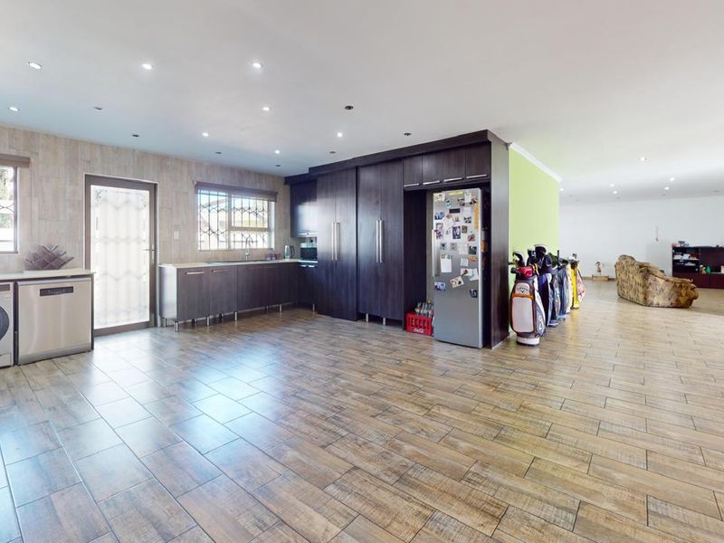 Spacious 4-Bedroom Family Home with Pool & Entertainment Area in Sought-After Parkrand Enclave - Photo 2