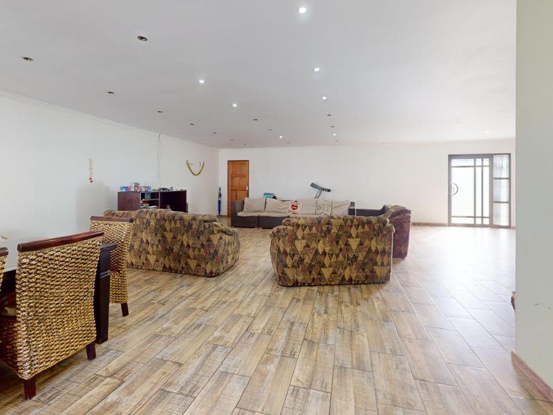 Spacious 4-Bedroom Family Home with Pool & Entertainment Area in Sought-After Parkrand Enclave - Photo 9