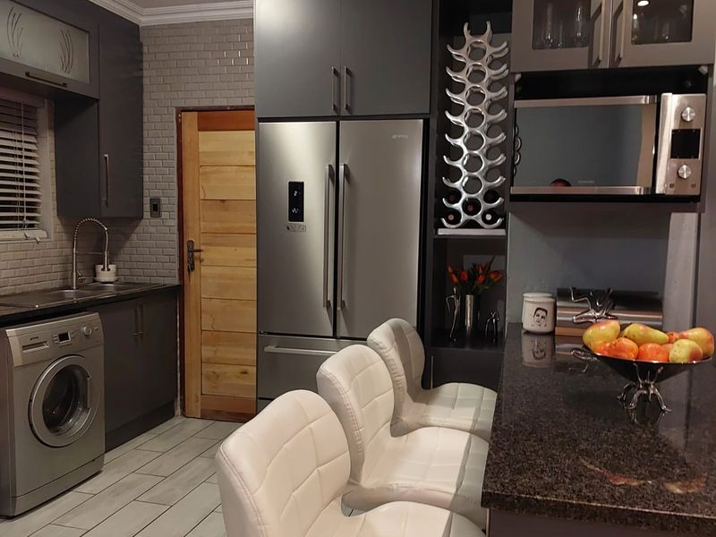 Beautiful stunning family home - Photo 10