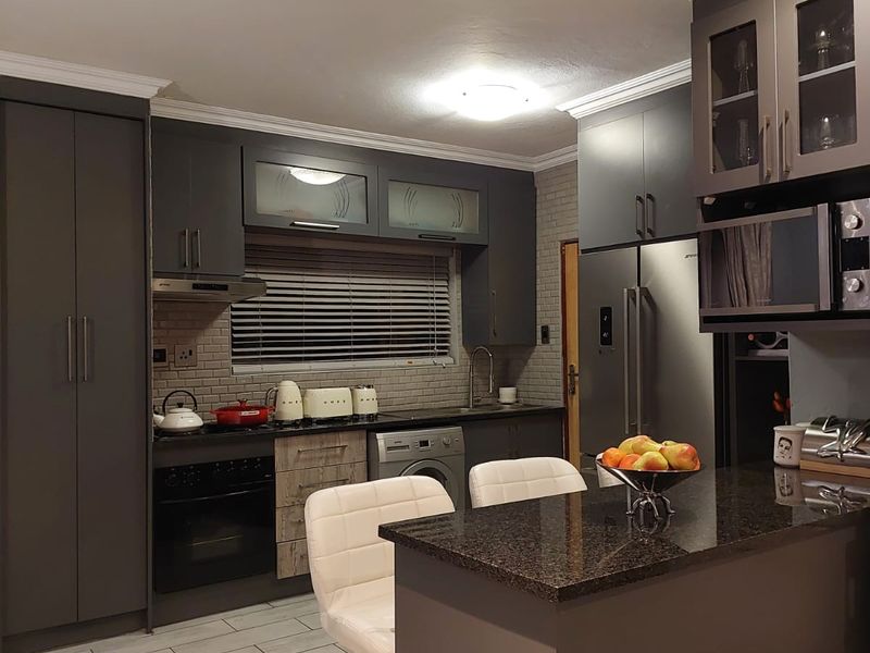 Beautiful stunning family home - Photo 9