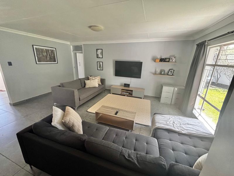 Spacious and secure 3-bedroom home in a well-maintained complex - Photo 4