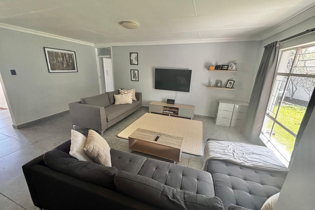 Spacious and secure 3-bedroom home in a well-maintained complex - Photo 4