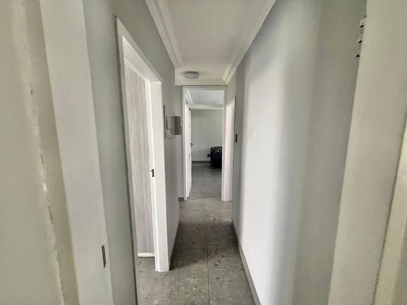 Spacious and secure 3-bedroom home in a well-maintained complex - Photo 9