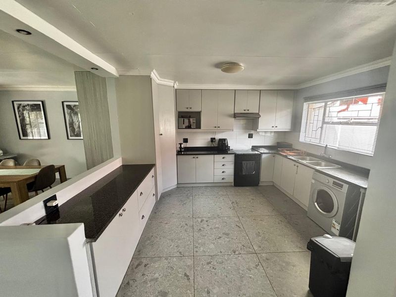 Spacious and secure 3-bedroom home in a well-maintained complex - Photo 7