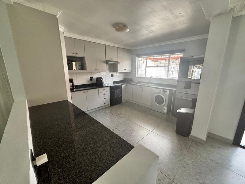 Spacious and secure 3-bedroom home in a well-maintained complex - Photo 6