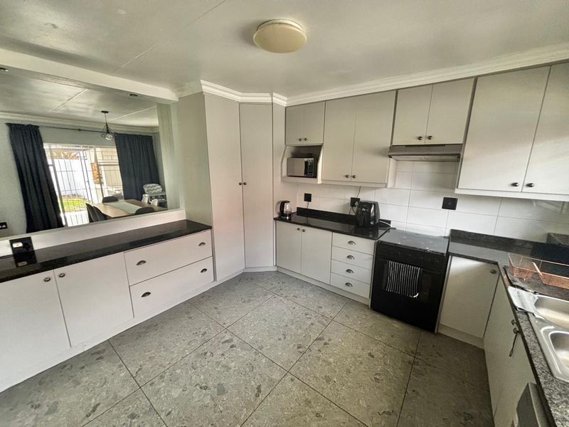 Spacious and secure 3-bedroom home in a well-maintained complex - Photo 8