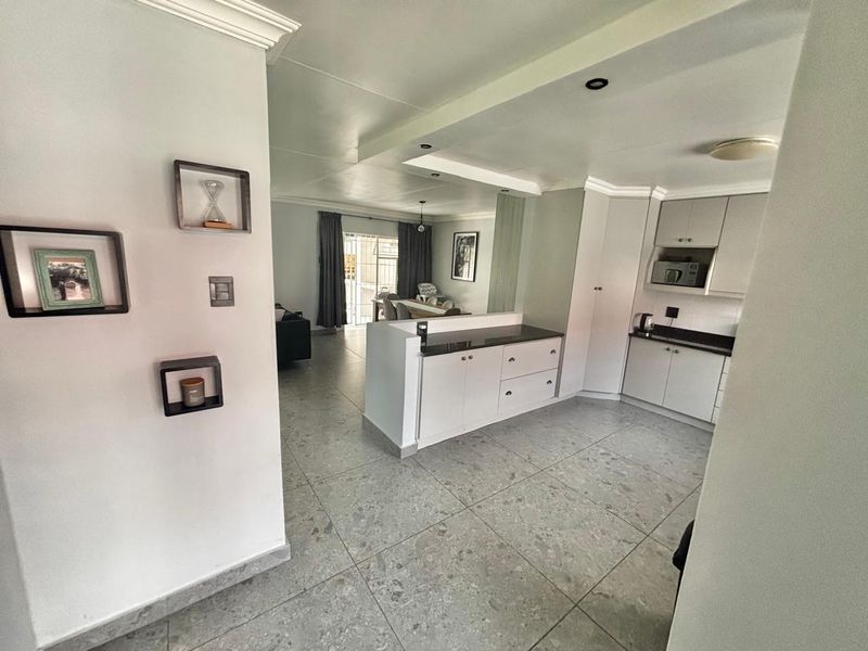 Spacious and secure 3-bedroom home in a well-maintained complex - Photo 2