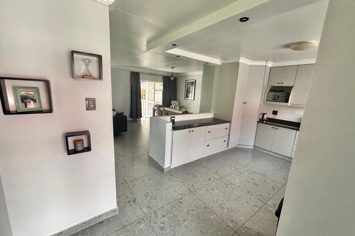 Spacious and secure 3-bedroom home in a well-maintained complex - Photo 2