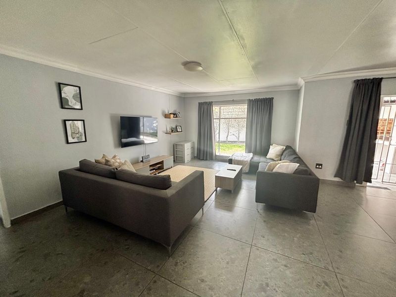 Spacious and secure 3-bedroom home in a well-maintained complex - Photo 3