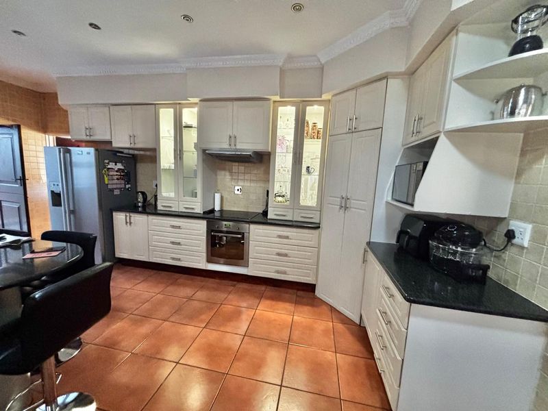 Elegant Tuscany-Style 3-Bedroom Home for Sale in Secure Complex - Secunda - Photo 9