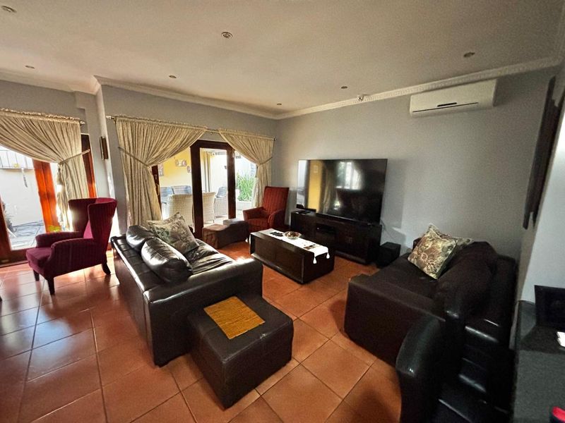 Elegant Tuscany-Style 3-Bedroom Home for Sale in Secure Complex - Secunda - Photo 4
