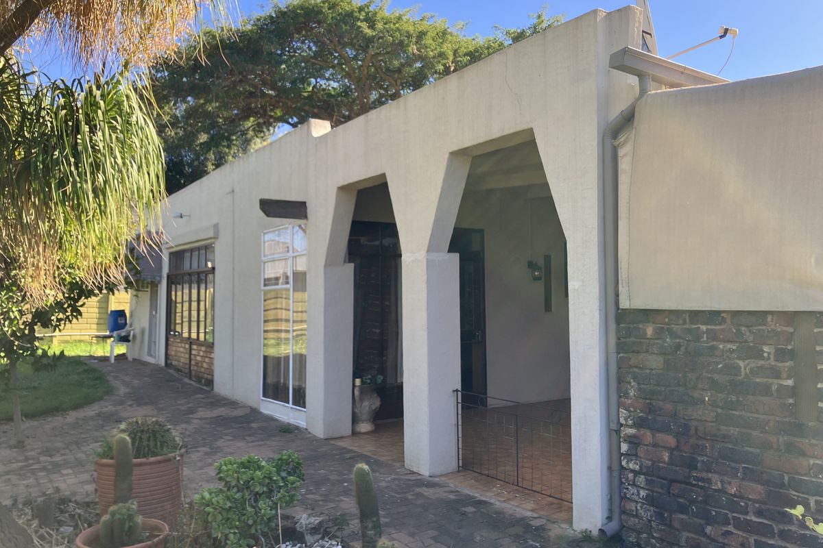 Spacious Family Home with Flatlet and Corner Stand - Photo 2