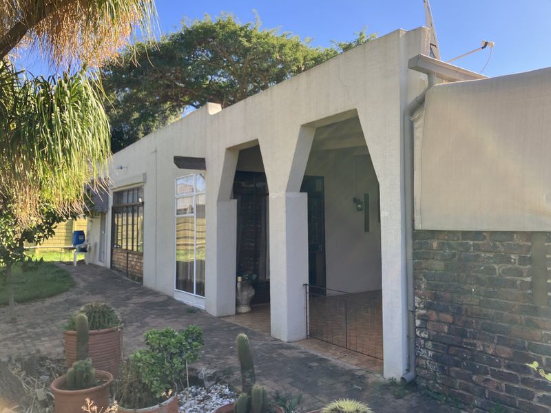 Spacious Family Home with Flatlet and Corner Stand - Photo 2