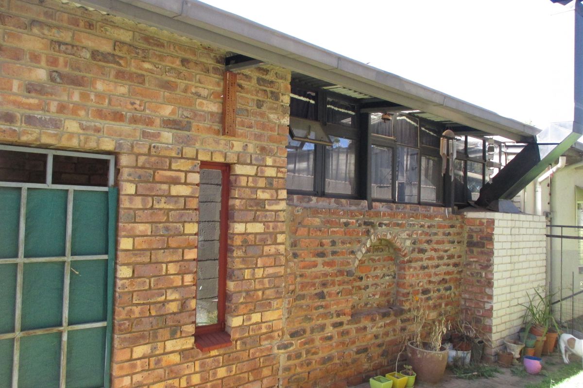 Spacious Family Home with Flatlet and Corner Stand - Photo 4