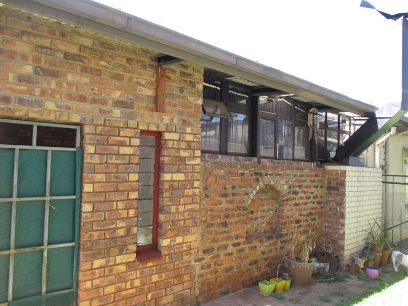 Spacious Family Home with Flatlet and Corner Stand - Photo 4