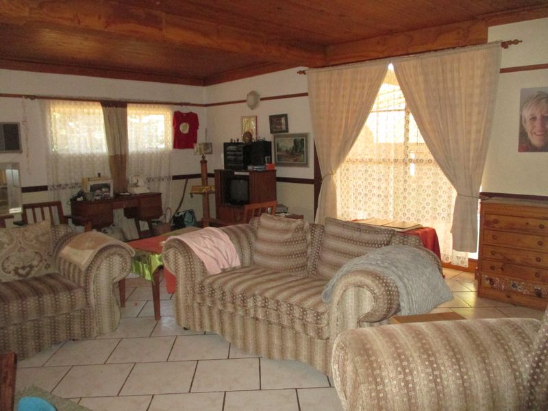 Spacious Family Home with Flatlet and Corner Stand - Photo 10