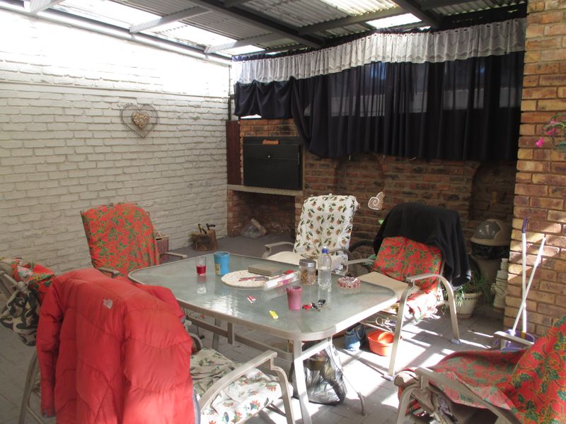 Spacious Family Home with Flatlet and Corner Stand - Photo 6