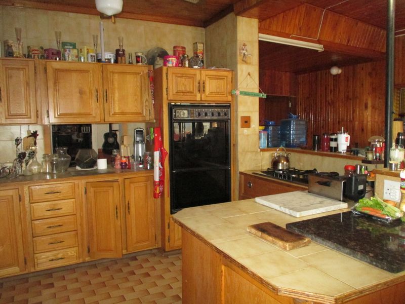 Spacious Family Home with Flatlet and Corner Stand - Photo 8