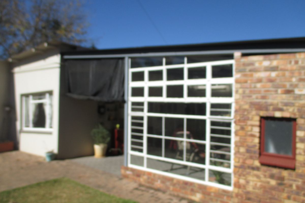 Spacious Family Home with Flatlet and Corner Stand - Photo 3