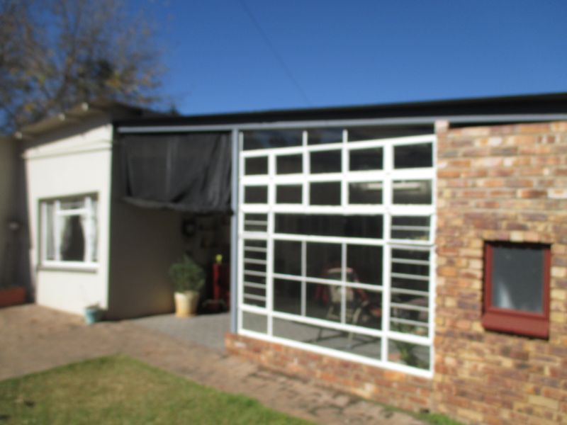 Spacious Family Home with Flatlet and Corner Stand - Photo 3