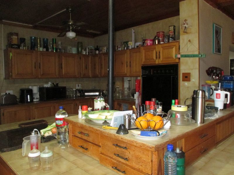 Spacious Family Home with Flatlet and Corner Stand - Photo 9