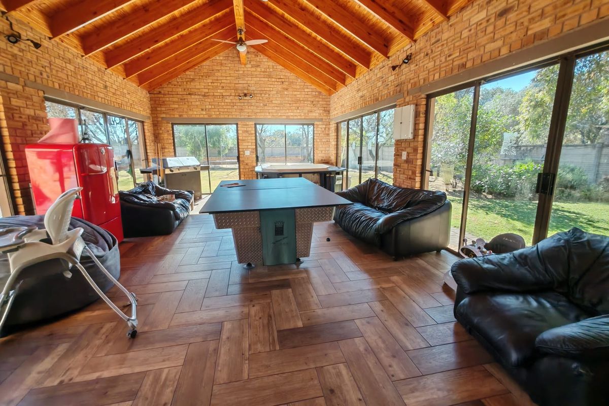 4 Bedroom House for Sale in Vaalpark - Photo 2