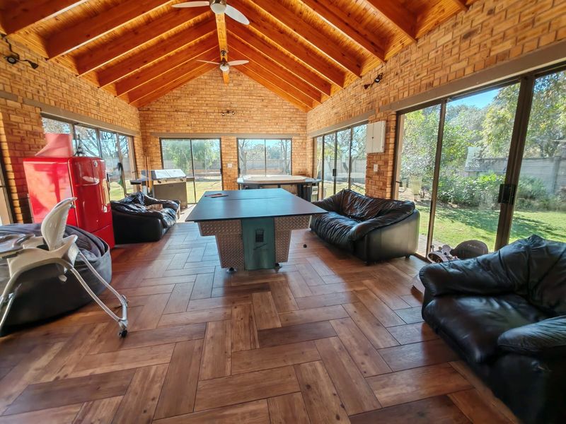 4 Bedroom House for Sale in Vaalpark - Photo 2